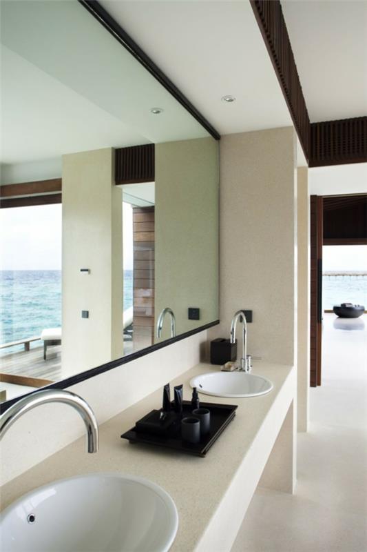 μπάνιο γυάλινο τοίχο με θέα στον ωκεανό