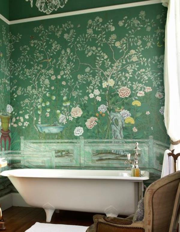 μπάνιο πράσινη ταπετσαρία floral μοτίβα λευκή μπανιέρα