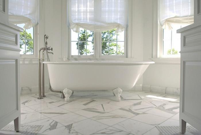 ιδέες μπάνιου ανεξάρτητη προστασία παραθύρων μπανιέρας πτυσσόμενες περσίδες λευκό