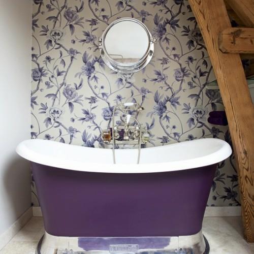 μπάνιο στη σοφίτα μοτίβο τοίχου ταπετσαρία μοβ