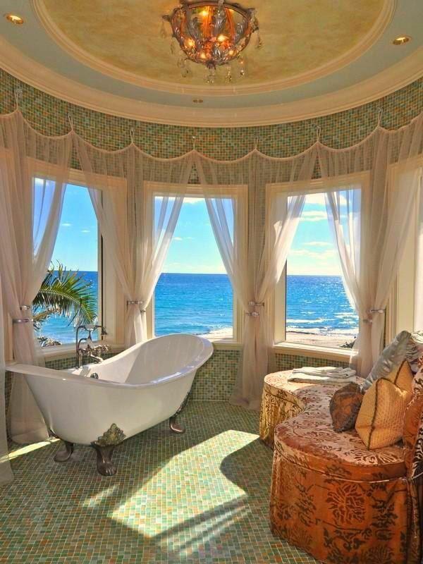 μπάνιο με υπέροχη μπανιέρα με θέα στη θάλασσα