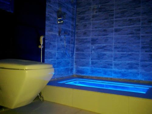 ρομαντικός φωτισμός μπάνιου στο μπανιέρα μπανιέρας έγχρωμη ράβδος led