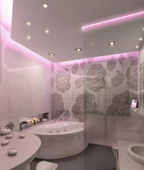 ρομαντικός φωτισμός μπάνιου στην μπανιέρα ροζ φως