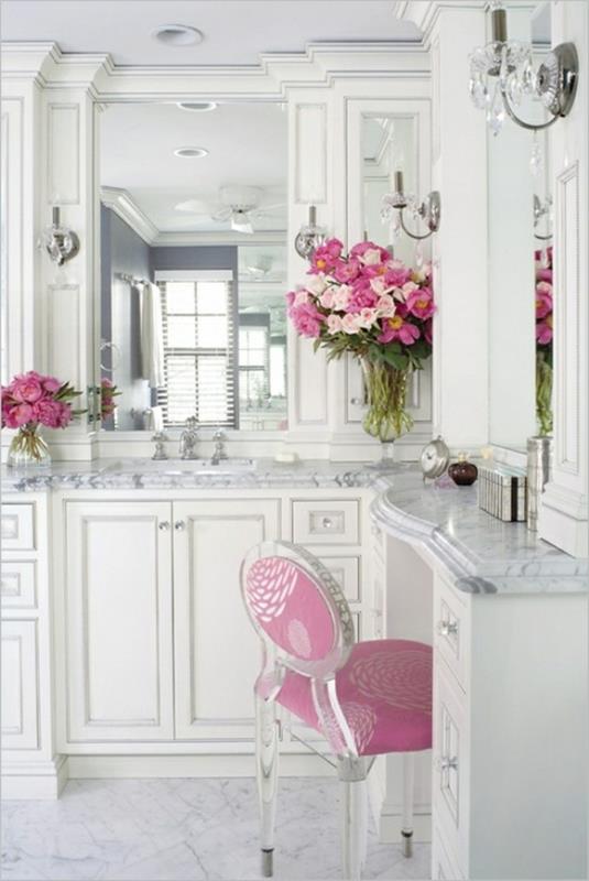 μπάνιο λευκά ντουλάπια καρέκλα ροζ λουλούδια