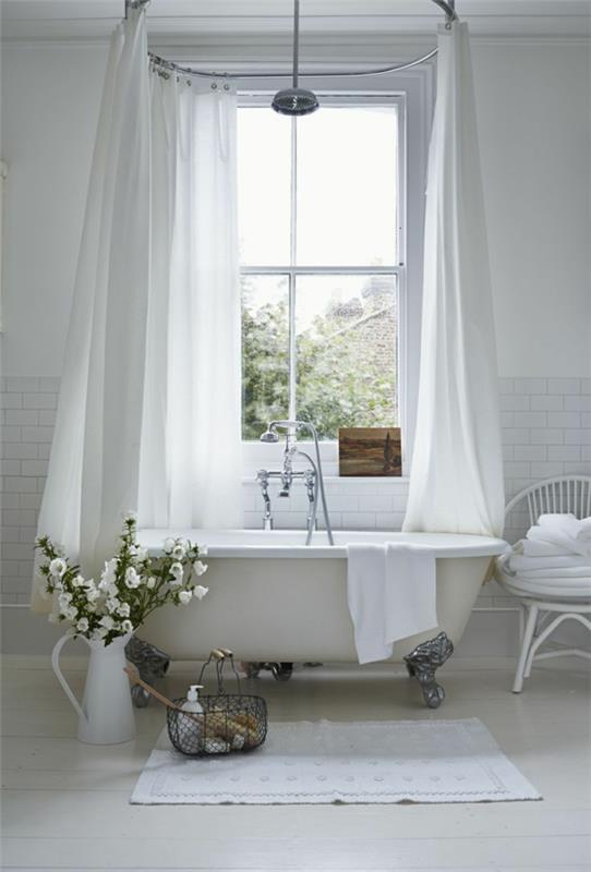 μπάνιο λευκό πλακάκι μπανιέρα κουρτίνα μεγάλο παράθυρο