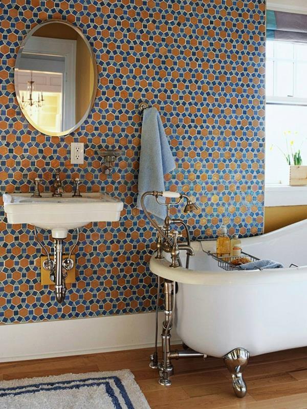 ιδέες σχεδιασμού μπάνιου ταπετσαρία τοίχου πολύχρωμη ανεξάρτητη μπανιέρα