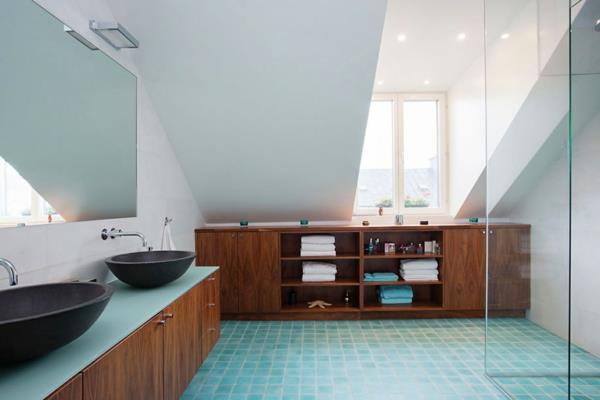 ιδέες σχεδιασμού μπάνιου μοντέρνα ξύλινα έπιπλα μπάνιου ανοιχτό μπλε πλακάκια μπάνιου
