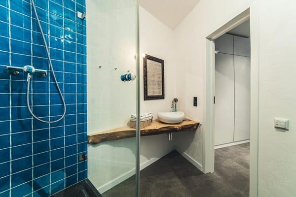 ιδέες σχεδιασμού μπάνιου μοντέρνα ξύλινα στοιχεία πλακάκια μπάνιου μπλε