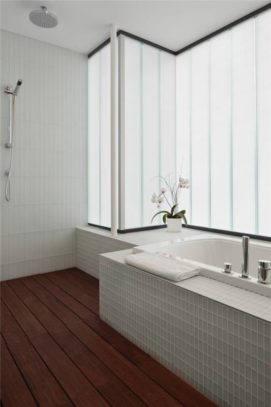 πλακάκια μπάνιου λευκό ξύλινο δάπεδο μπανιέρα ορχιδέα