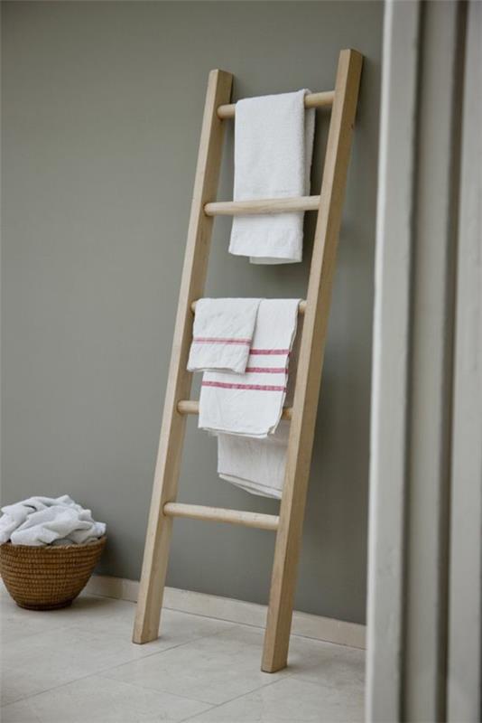 έπιπλα μπάνιου ρουστίκ ξύλινη πετσέτα σκάλα δάπεδο με πλακάκια