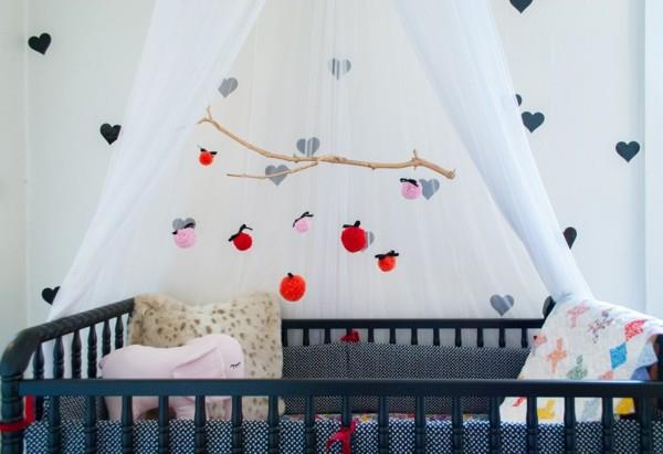 κουβούκλιο παιδικού δωματίου κρεβάτι με ουρανό, χρωματιστά μαξιλάρια