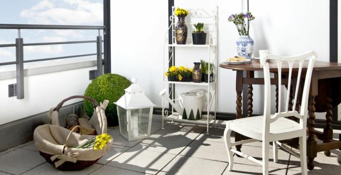 μπαλκόνι σχεδιασμός έπιπλα μπαλκόνι φυτά ανοιξιάτικα λουλούδια μεταλλικό ράφι ξύλινο τραπέζι καρέκλα φανάρι καλάθι