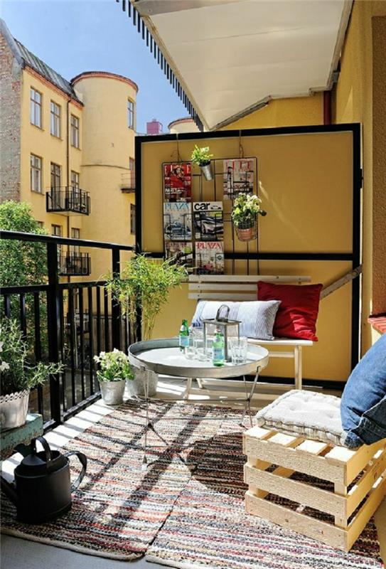 σχεδιασμός μπαλκονιού έπιπλα μπαλκόνι diy ιδέες ξύλινα κουτιά χαλί δρομείς στρογγυλή λαμαρίνα τραπεζάκι καναπές τοίχοι ράφια γλάστρες