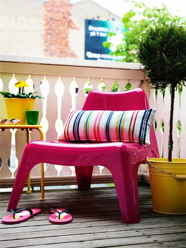 μπαλκόνι σχεδιασμός μπαλκόνι έπιπλα ροζ πολυθρόνα πλαστικά λαμαρίνα γλάστρες κίτρινες