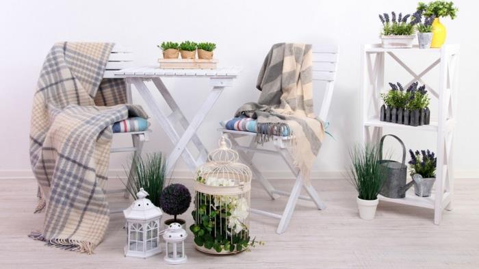 μπαλκόνι σχεδιασμός λευκές πτυσσόμενες καρέκλες τραπεζιών ξύλινα ράφια λουλουδιών