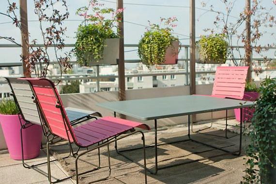 μπαλκόνι επανασχεδιασμός γλάστρες ροζ καρέκλα θέα στο τραπέζι