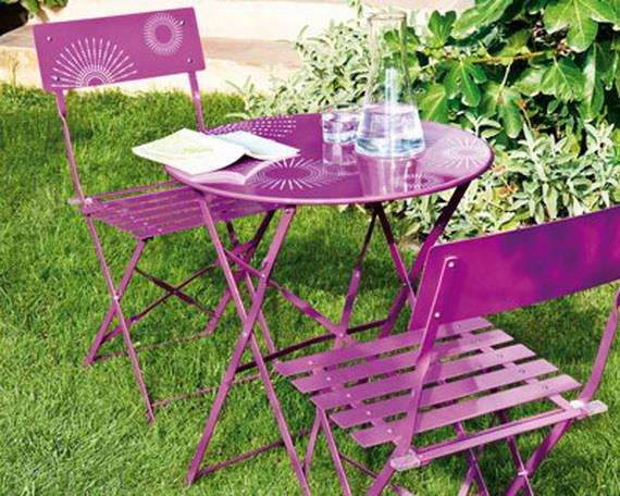 Επανασχεδιασμός μπαλκονιού γρασίδι μοβ καρέκλα φυτά τραπεζιού