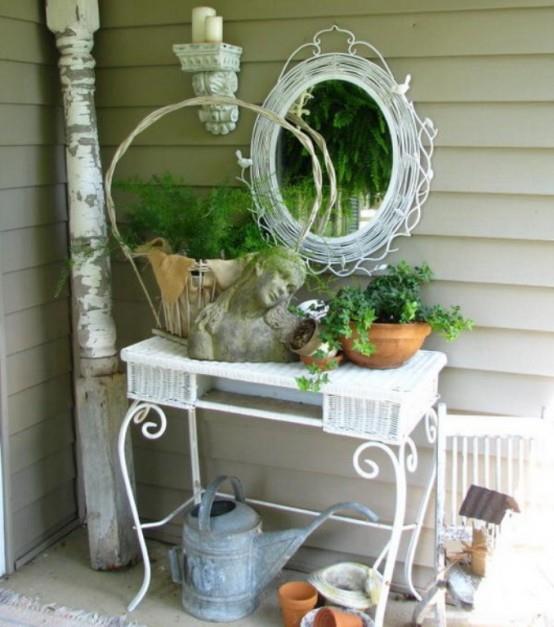 Επιπλωμένη βεράντα shabby chic καθρέφτη καλαθάκι με λουλούδια