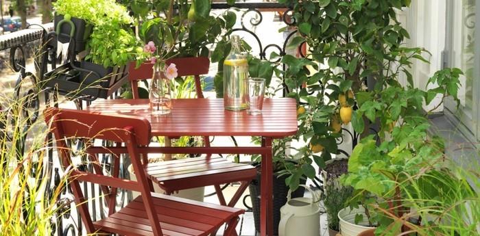σχεδιάστε ένα μπαλκόνι συμβουλές πτυσσόμενα μπαλκόνια έπιπλα καρέκλα τραπέζι λεμονιές βότανα