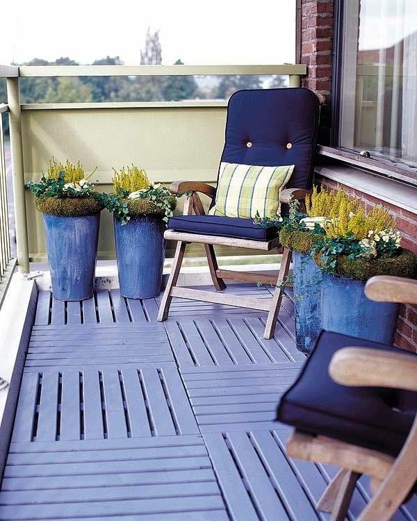 ιδέες μπαλκονιού ξύλινα πλακάκια γαλάζια γλάστρες μαξιλάρια καθισμάτων