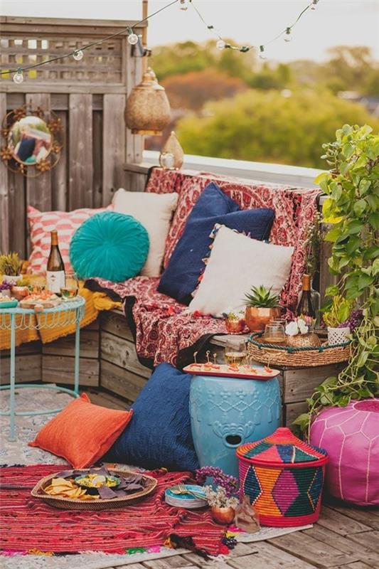 μπαλκόνι ανατολίτικης επίπλωσης boho στυλ