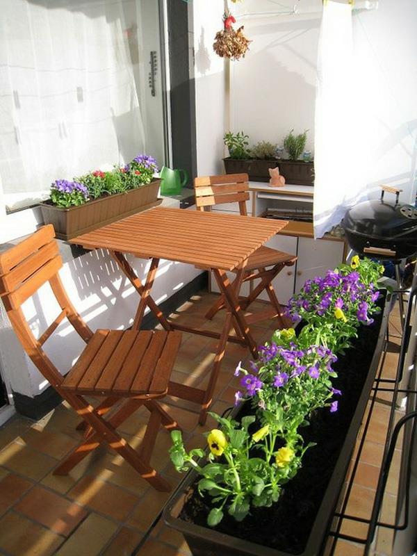 μπαλκόνια φυτά σχεδιαστικές ιδέες ξύλινο τραπέζι μοβ λουλούδια
