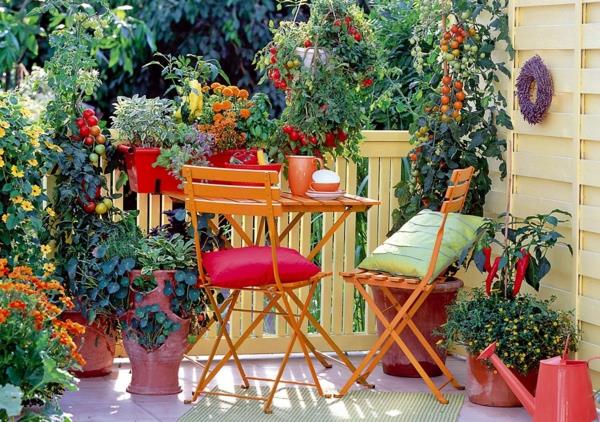 μπαλκόνι σχεδιασμός χρωματιστά φυτά πτυσσόμενες καρέκλες