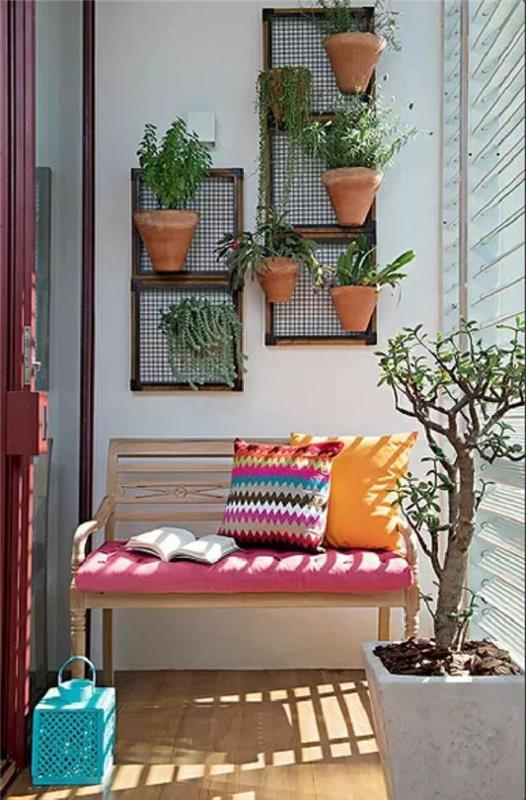 μπαλκόνι σχεδιασμός ξύλινος πάγκος πολύχρωμος ρίξτε μαξιλάρια μπονσάι γλάστρες φυτά μπαλκόνι