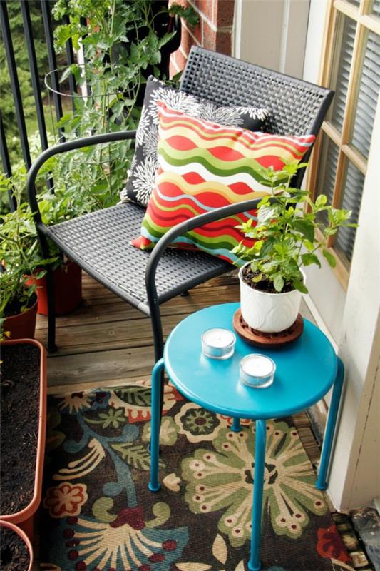Σχεδιασμός μπαλκονιού-εξοικονόμηση χώρου-μπαλκόνι-έπιπλα-πλαϊνό τραπέζι-στρογγυλή καρέκλα-φυτά μπαλκονιού