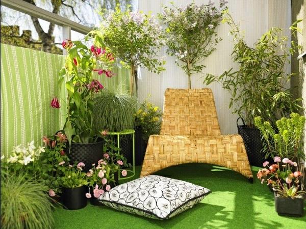 μπαλκόνι σχεδιασμός πολλά φυτά πολυθρόνες μαξιλάρια δαπέδου