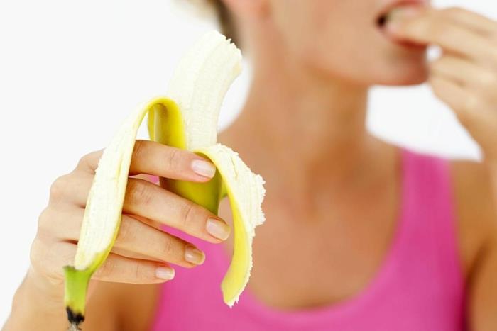 μπανάνες υγιεινή ολόκληρη εικόνα τρώγοντας κομμάτια φλούδας μπανάνας