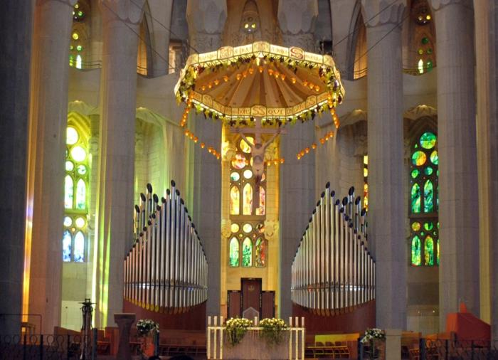 Βαρκελώνη σημεία ενδιαφέροντος sagrada familia εσωτερικός βωμός