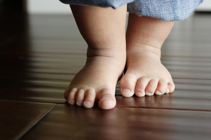 περπατώντας ξυπόλητος υγιεινός τρόπος ζωής το κύριο πράγμα είναι υγιής ζωή υγιής φροντίδα ποδιών φροντίδα ποδιών μωρό
