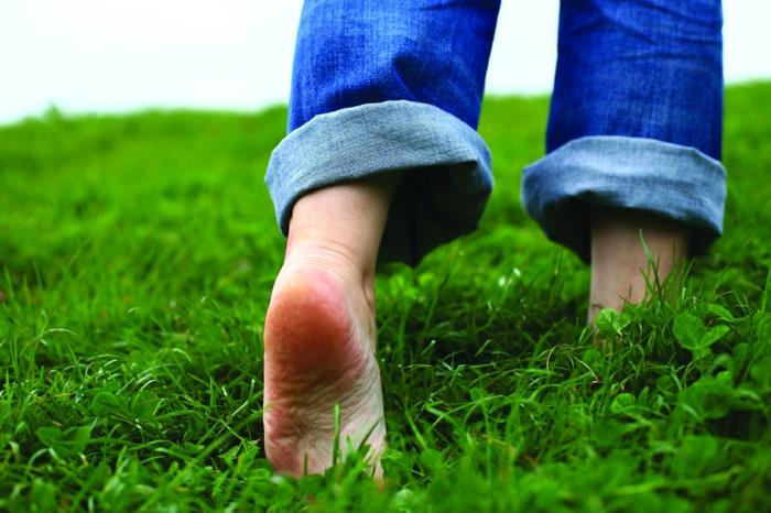 περπατώντας ξυπόλητος υγιεινός τρόπος ζωής το κύριο πράγμα είναι υγιής ζωή υγιής φροντίδα ποδιών χόρτο φροντίδας ποδιών