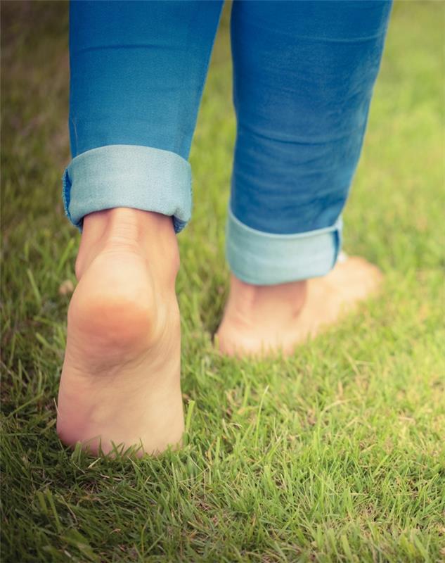 Περπατώντας ξυπόλυτη υγιεινή ζωή το κύριο πράγμα είναι η υγιεινή διαβίωση υγιών ποδιών γκαζόν φροντίδας ποδιών
