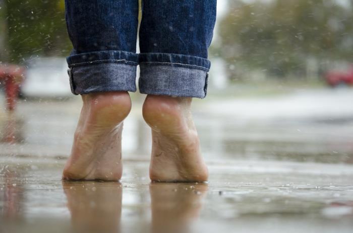 περπατώντας ξυπόλητος υγιεινός τρόπος ζωής το κύριο πράγμα είναι υγιής ζωή υγιής φροντίδα ποδιών φροντίδα ποδιών βροχή