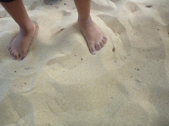 περπατώντας ξυπόλητος υγιεινός τρόπος ζωής το κύριο πράγμα είναι ο υγιής τρόπος ζωής υγιής φροντίδα ποδιών άμμος περιποίησης ποδιών