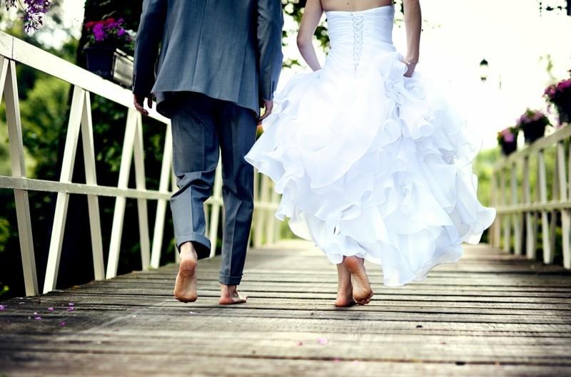 περπατώντας ξυπόλητες ιδέες σκύψε γαμπρός νύφη