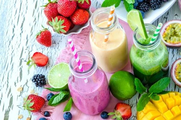 βασικά smoothies πρωινού φτιαγμένα από λαχανικά και φρούτα