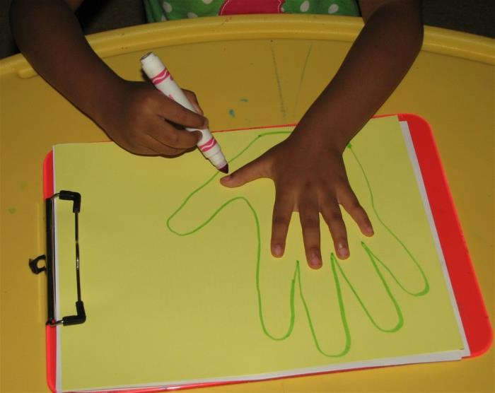 Χειροτεχνίες με παιδιά ιδέες χειροτεχνίας diy ιδέες παιδικά παιχνίδια κουμπί νερό κουτί επαναπλήρωσης αυτοκόλλητο χέρι