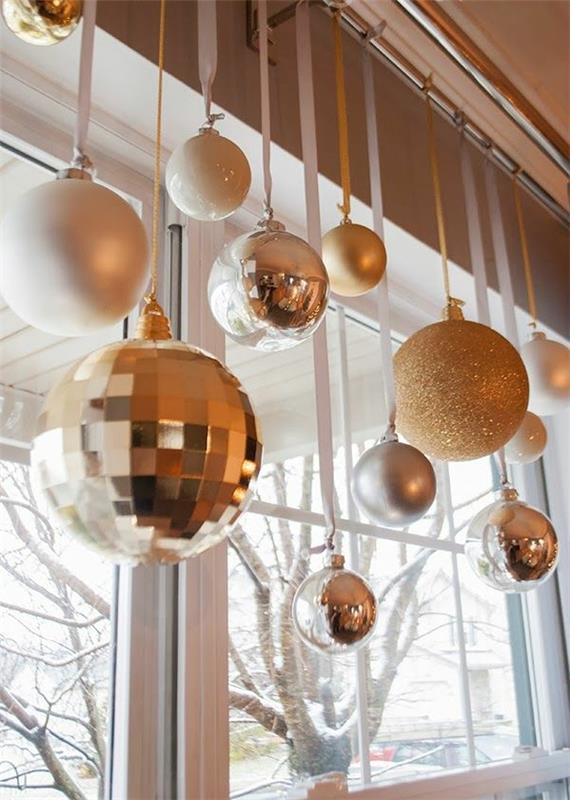 Χριστουγεννιάτικη διακόσμηση παράθυρο με ιδέες για χρυσή μπάλα