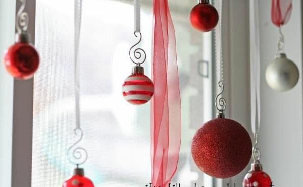 Ιδέες χειροτεχνίας παράθυρο Χριστουγεννιάτικη διακόσμηση κόκκινη μπάλα