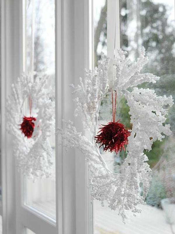 Ιδέες χειροτεχνίας για παράθυρα Χριστουγεννιάτικη διακόσμηση λευκό στεφάνι