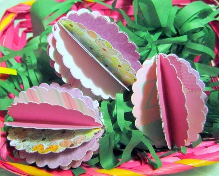 τσίμπημα με παιδιά Πασχαλινά όμορφα χρωματιστά αυγά από χαρτί