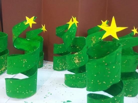 τσίμπημα με ρολά τουαλέτας χριστουγεννιάτικα δέντρα πράσινα