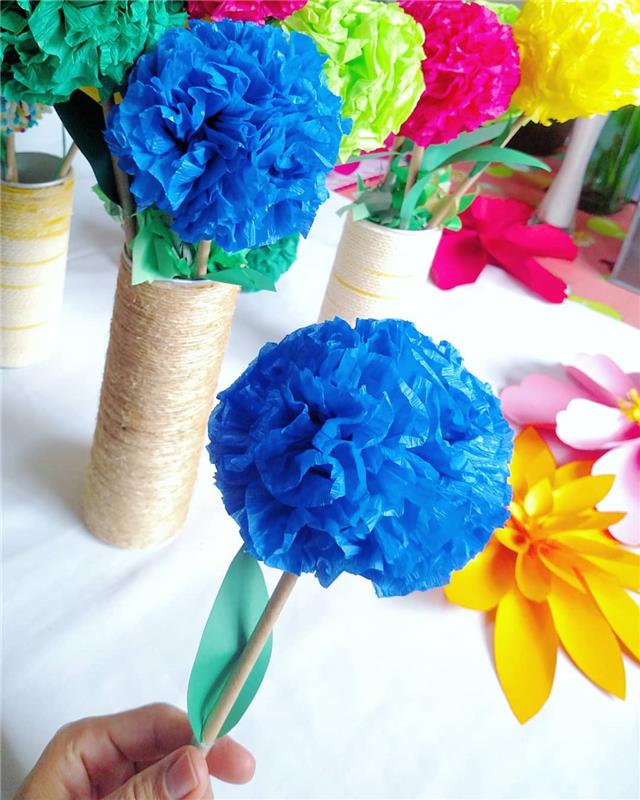 μπερδεμένο με κρεπ χαρτί μπλε και κίτρινα λουλούδια