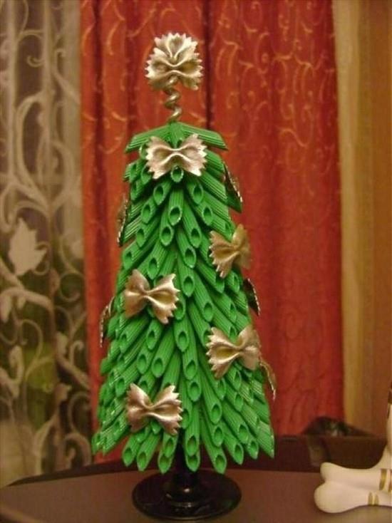 μπερδεμένο με χυλοπίτες χριστουγεννιάτικο δέντρο ως διακόσμηση DIY