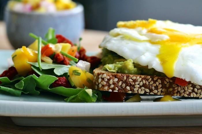 χάστε λίπος στην κοιλιά υγιεινό πρωινό λαχανικά αυγό ρόκα ολικής αλέσεως