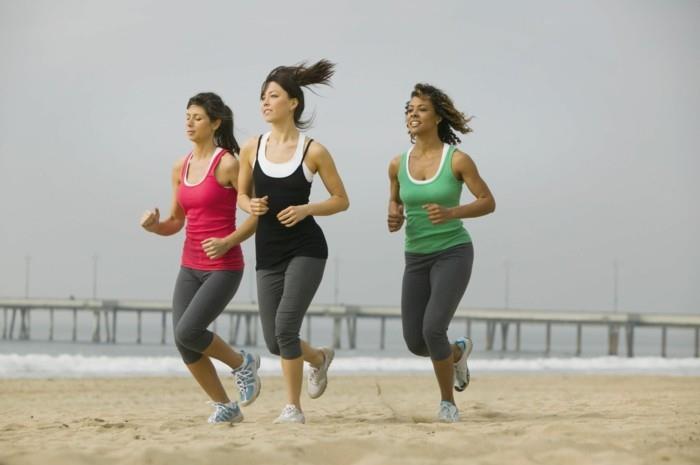 χάνουν λίπος στην κοιλιά τζόκινγκ αθλητικές γυναίκες που τρέχουν