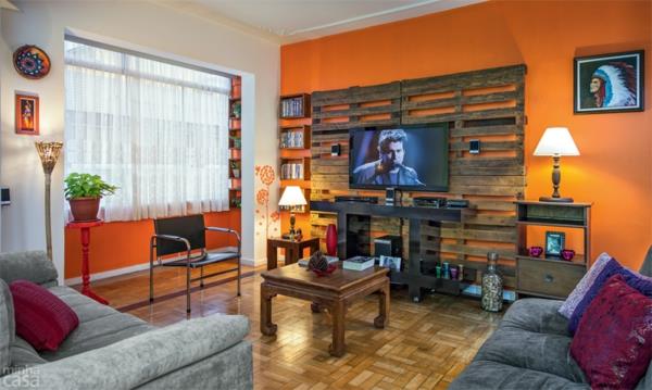 κτίριο με παλέτες τηλεόραση σαλόνι τοίχος σαλόνι χρώμα τοίχου πορτοκαλί